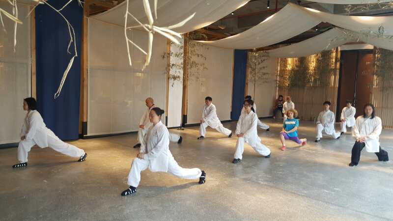 Von einer Überblasflöte bis hin zu Zeitlupenbewegungen – eine Probestunde Tai-Chi